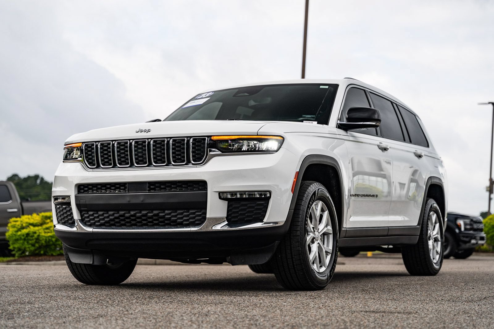 Used 2023 Jeep Grand Cherokee L Limited AWD/4WD image 3