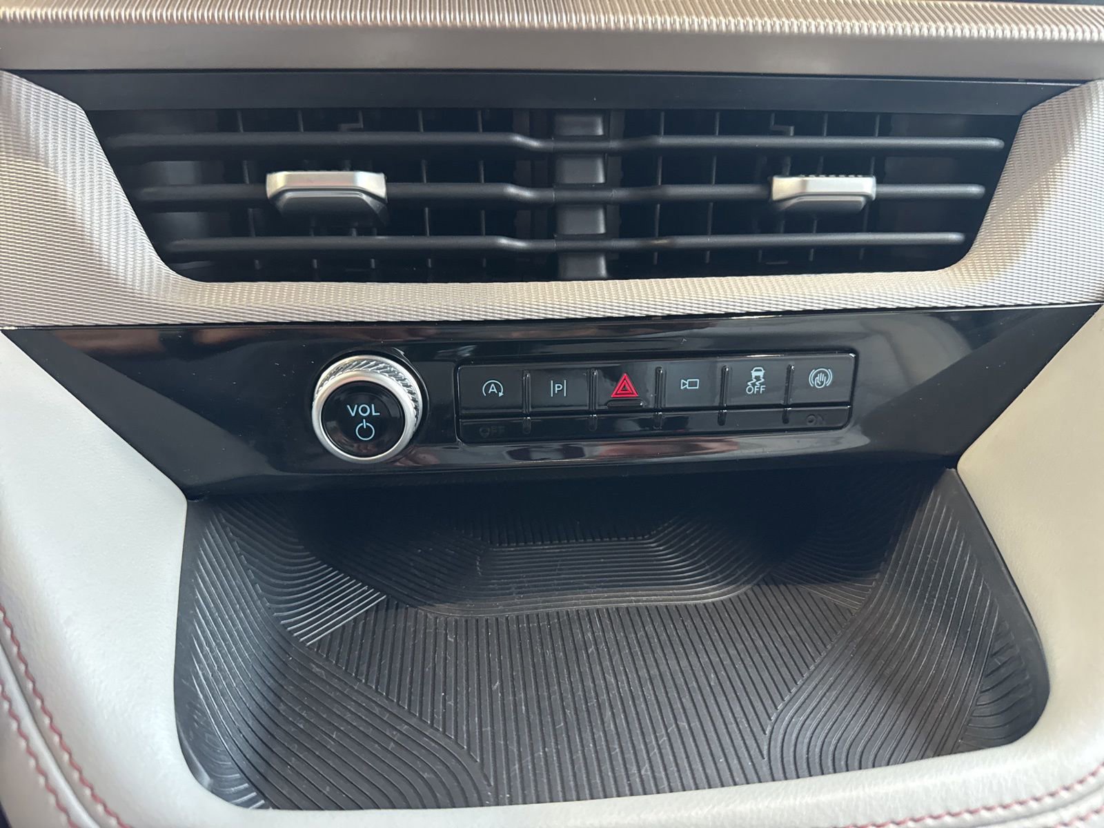 Certified 2025 Ford Explorer Active w/ Active Comfort Package image 34