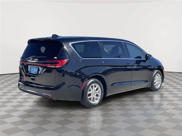 Used 2024 Chrysler Pacifica Touring-L FWD image 7