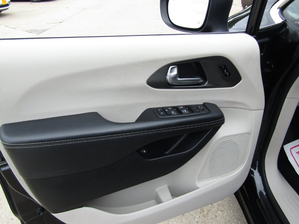 Used 2023 Chrysler Pacifica Touring-L FWD image 23