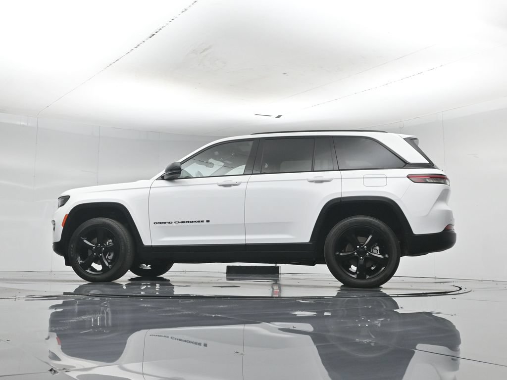 Used 2023 Jeep Grand Cherokee Altitude AWD/4WD image 8
