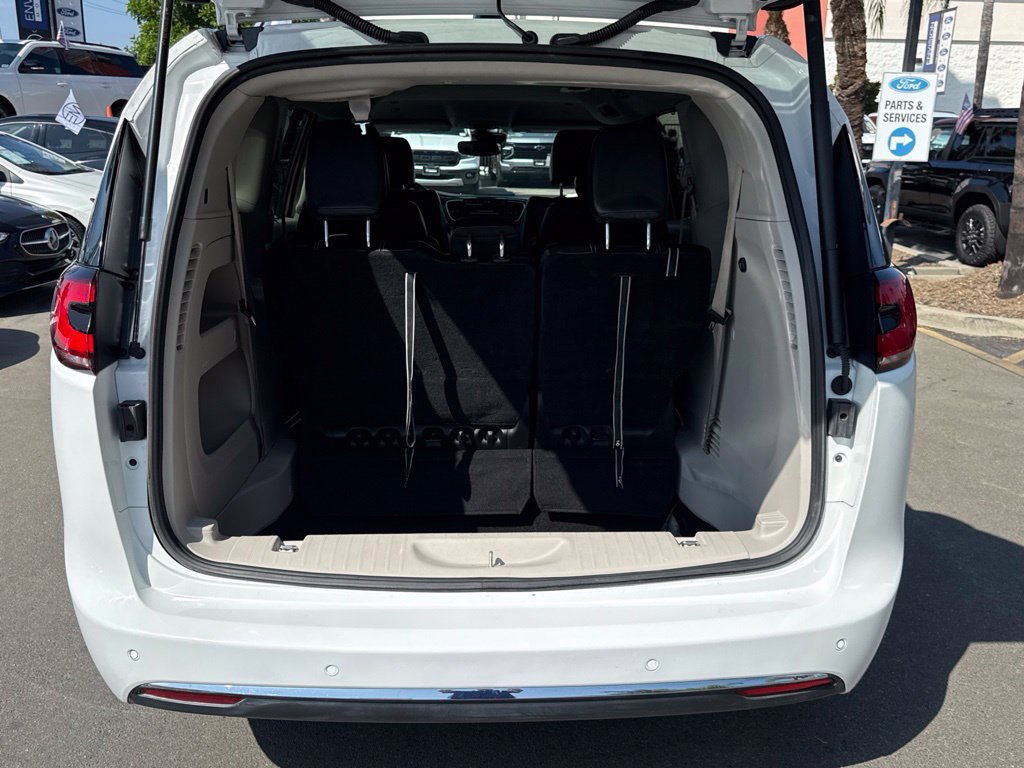Used 2024 Chrysler Pacifica Touring-L FWD image 17