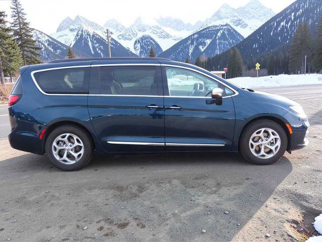 Used 2023 Chrysler Pacifica Limited image 2