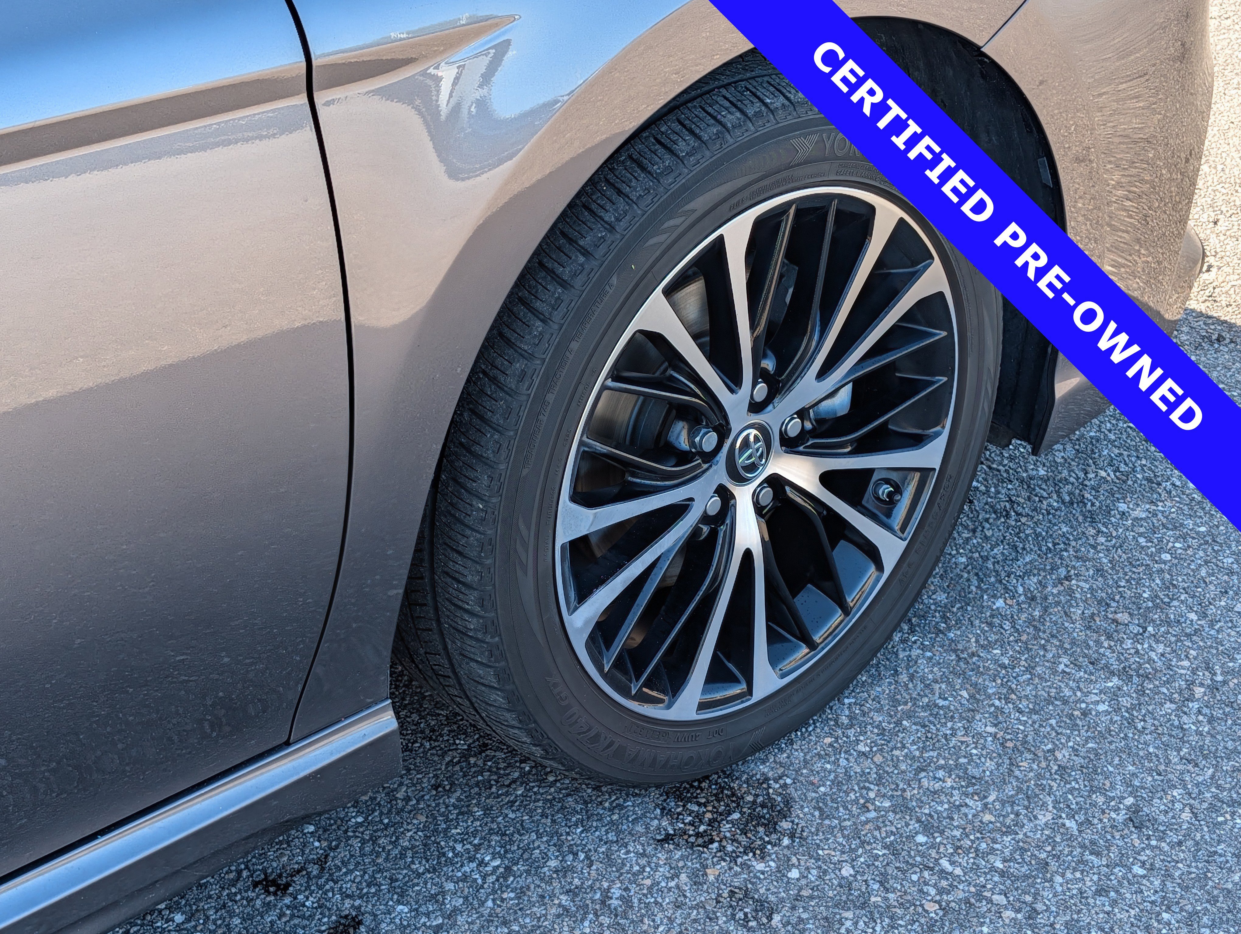Used 2018 Toyota Camry SE w/ Moonroof Package FWD image 12