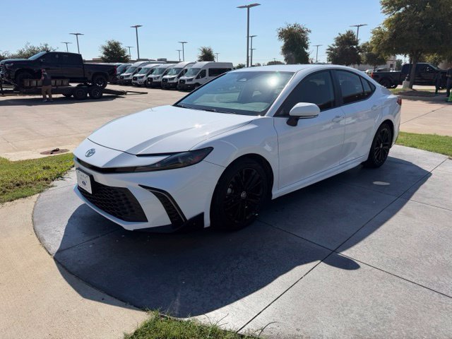 Used 2025 Toyota Camry SE w/ Convenience Package FWD image 3