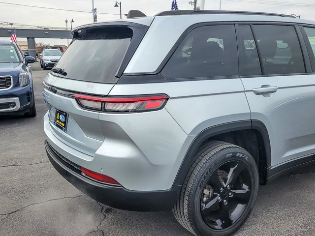 Used 2023 Jeep Grand Cherokee Altitude image 4