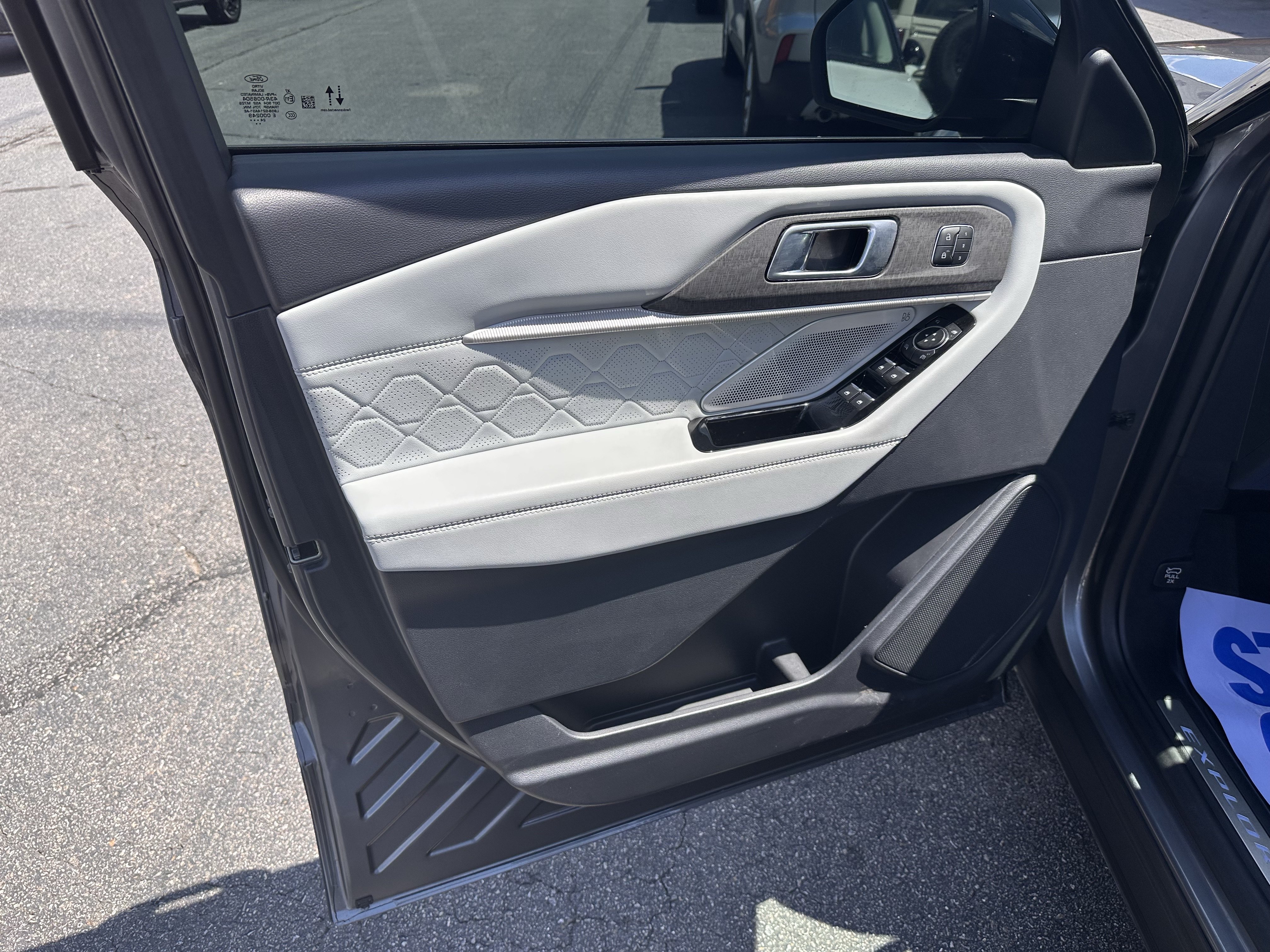 Certified 2025 Ford Explorer Platinum w/ Ultimate Package AWD/4WD image 9