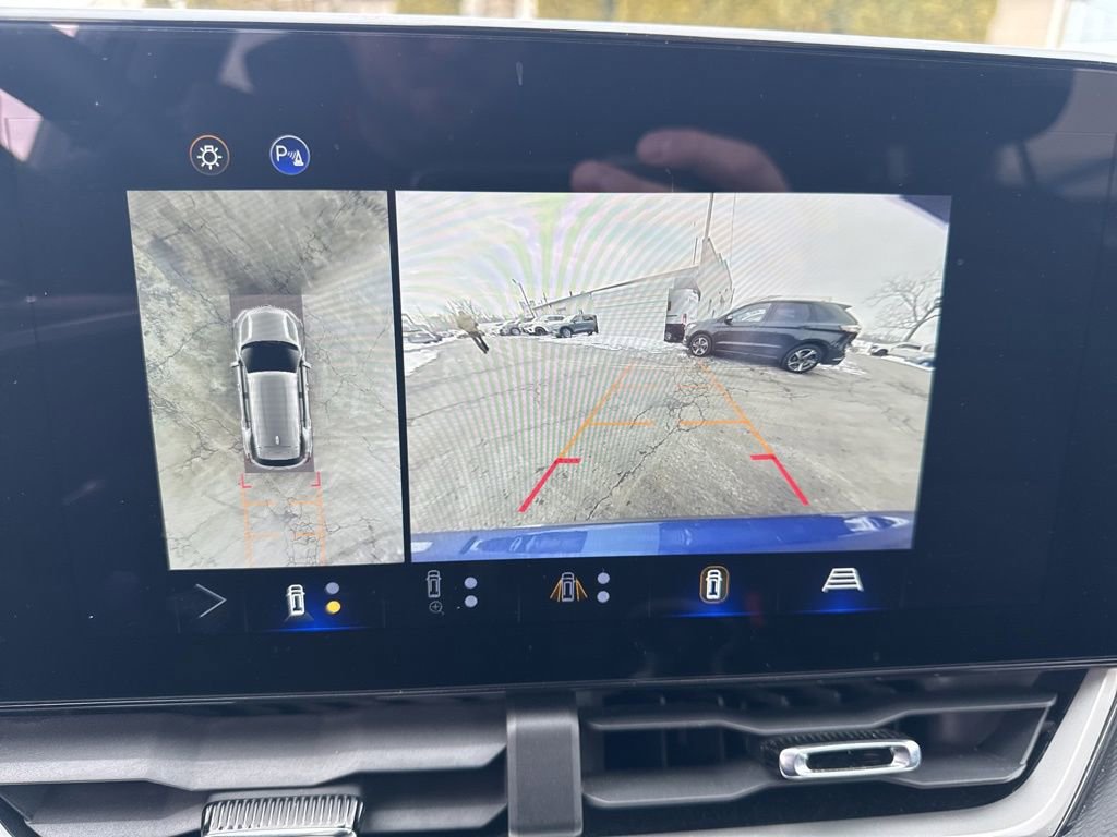 Used 2025 Chevrolet Equinox LT w/ Safety and Technology Package image 6