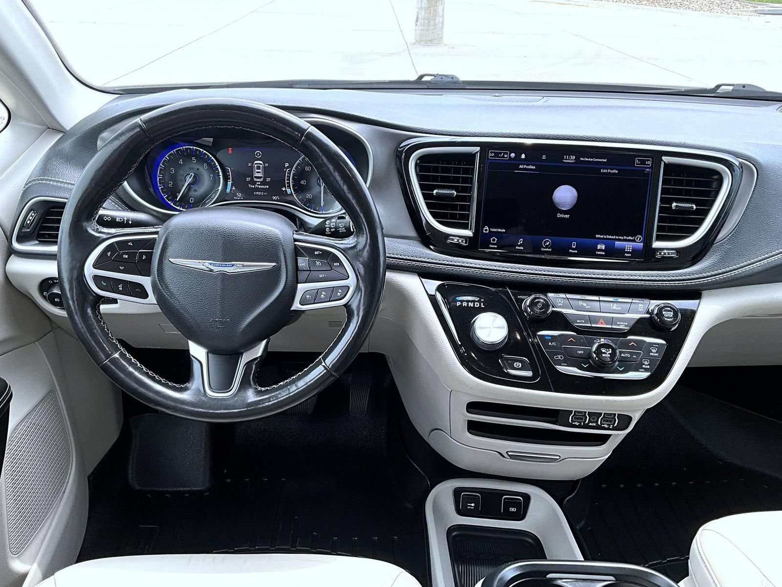 Used 2021 Chrysler Pacifica Touring-L FWD image 12