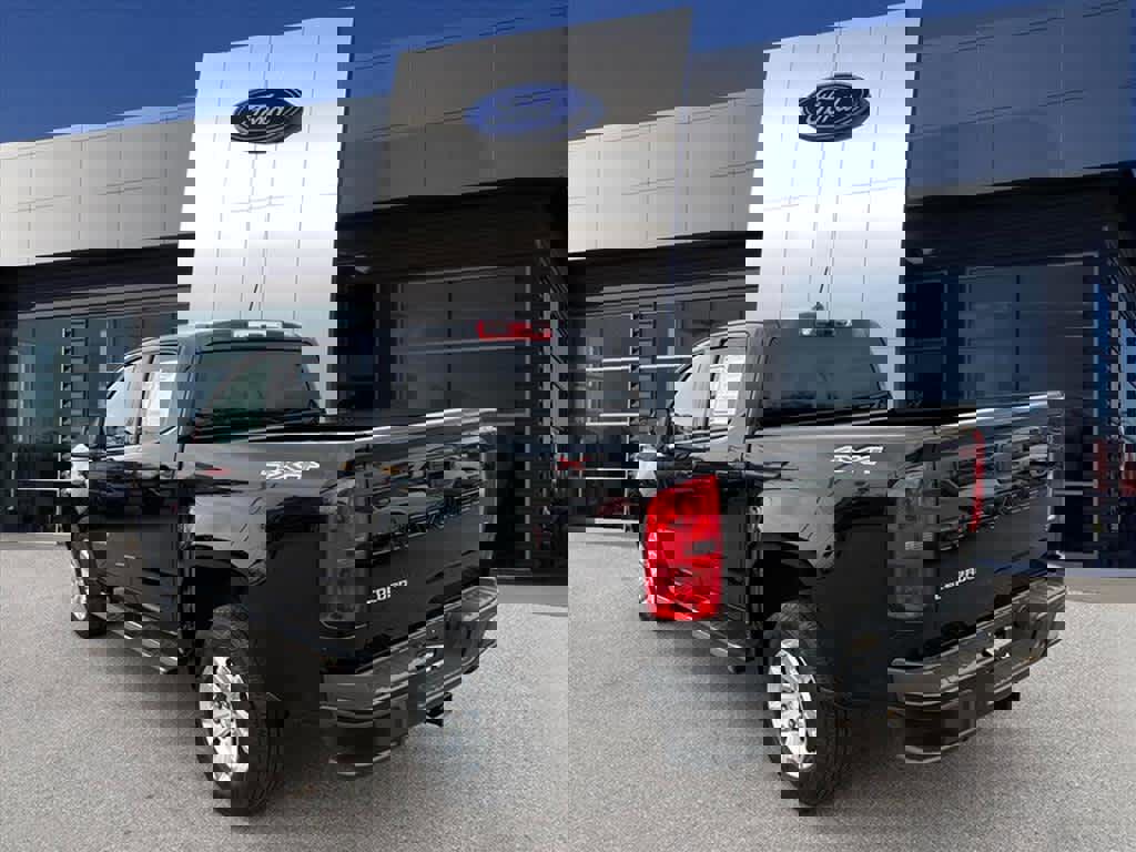 Used 2022 Chevrolet Colorado LT image 2