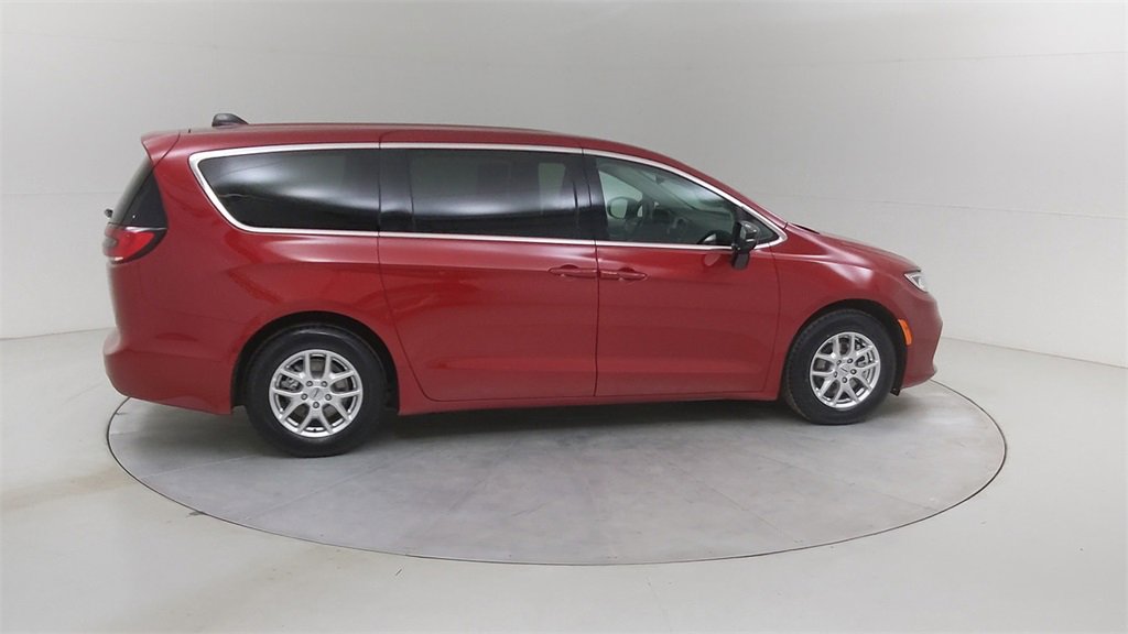 Used 2024 Chrysler Pacifica Touring-L image 12