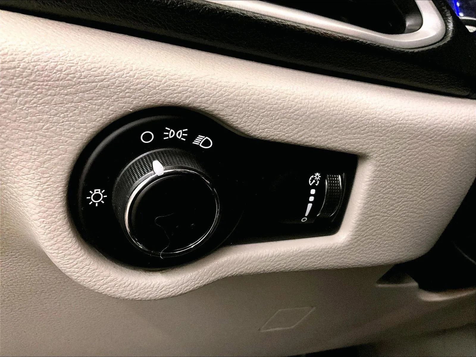 Used 2020 Chrysler Voyager L image 31