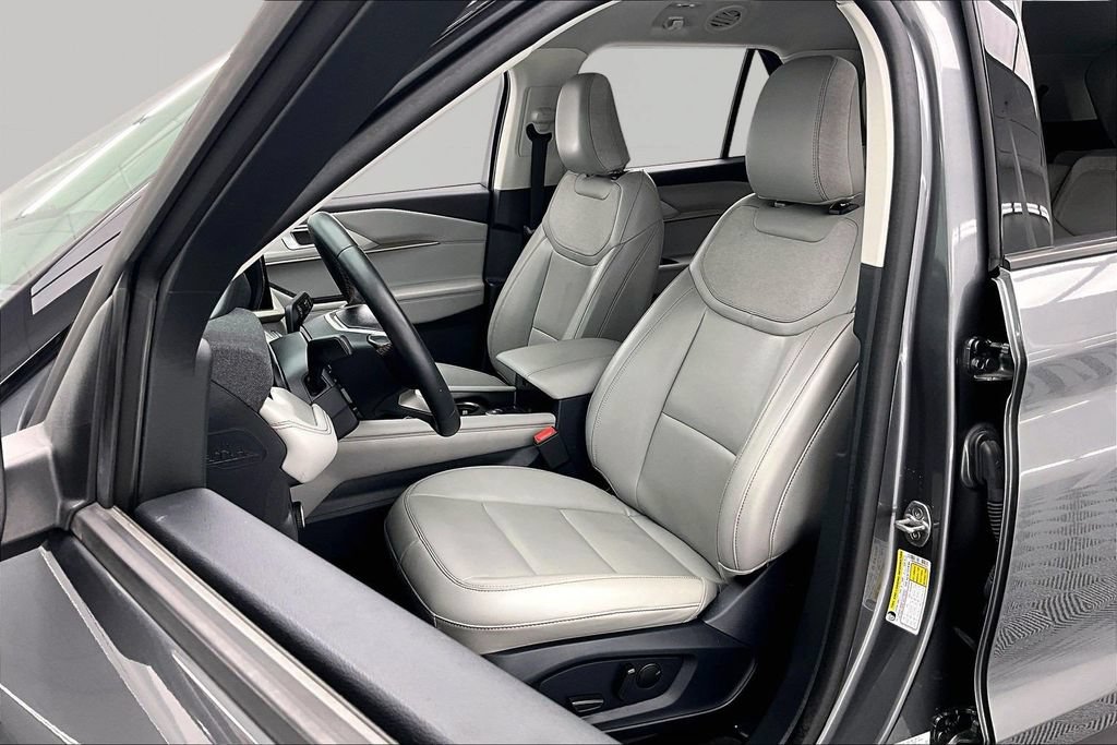 Certified 2025 Ford Explorer Active w/ Active Comfort Package AWD/4WD image 25