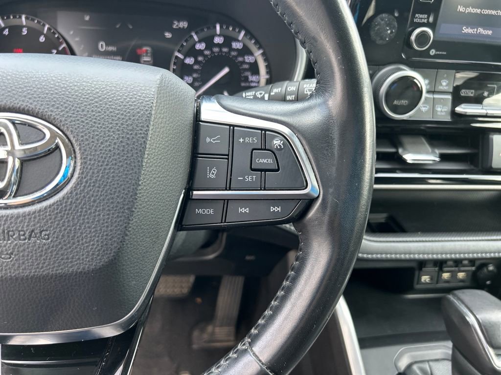 Used 2021 Toyota Highlander XLE AWD/4WD image 25