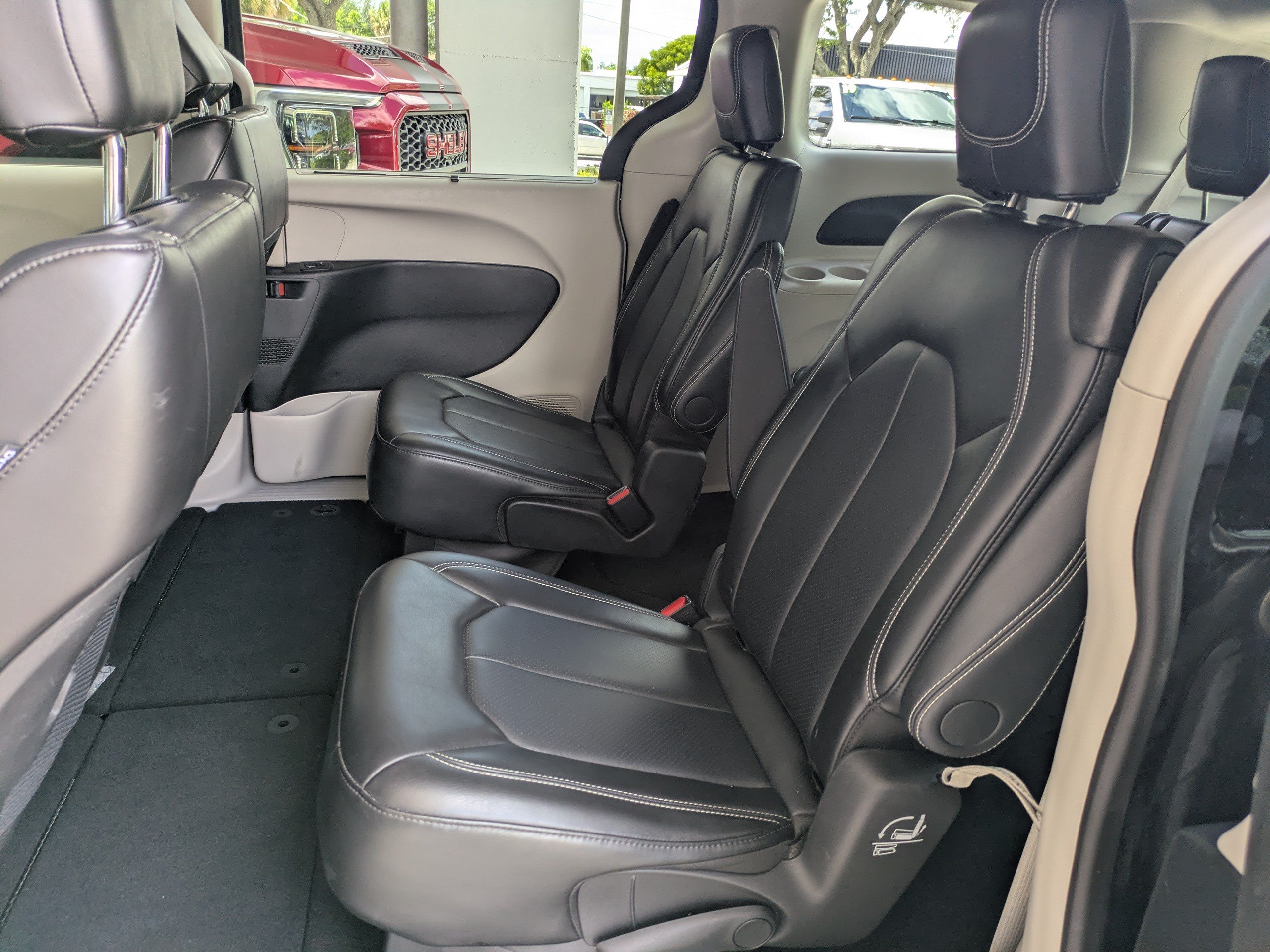 Used 2024 Chrysler Pacifica Touring-L FWD image 16