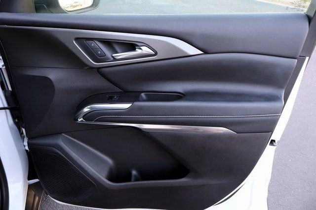 Used 2025 Chevrolet Traverse LT image 19