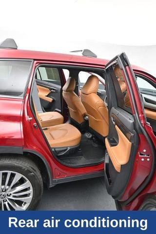 Used 2025 Toyota Highlander Platinum AWD/4WD image 29