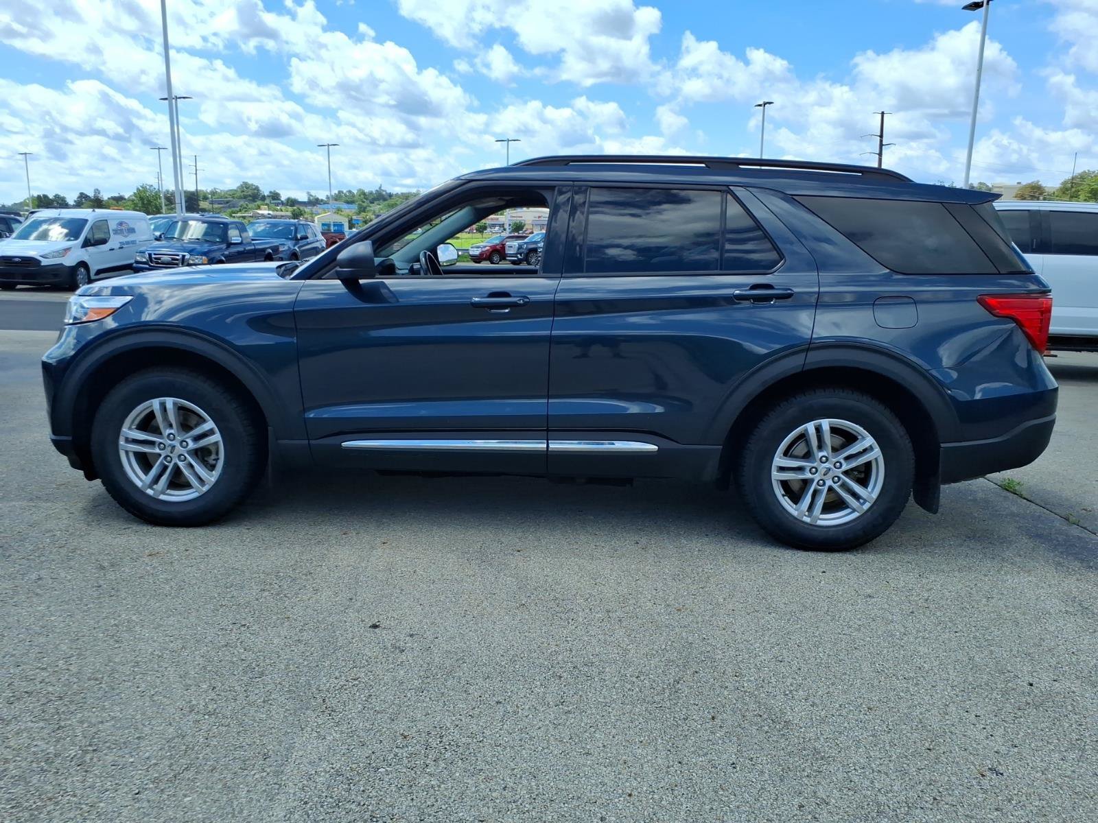 Certified 2022 Ford Explorer XLT w/ Equipment Group 202A AWD/4WD image 3