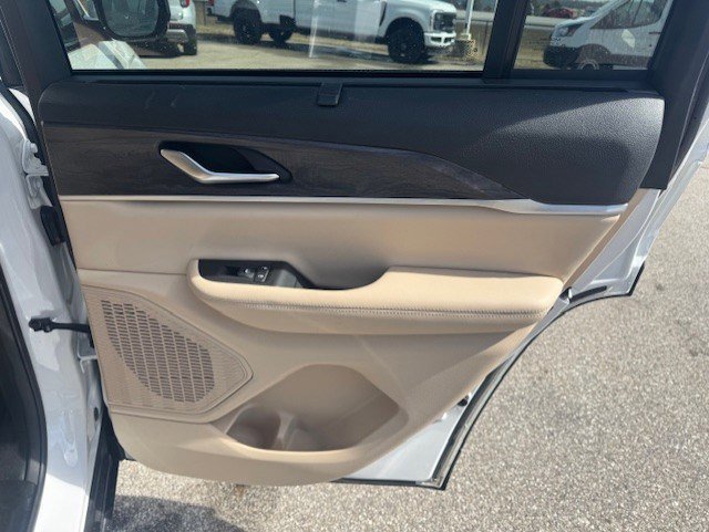 Used 2023 Jeep Grand Cherokee Limited w/ Luxury Tech Group II image 31