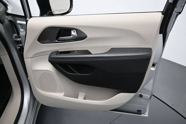 Used 2024 Chrysler Pacifica Touring-L FWD image 35