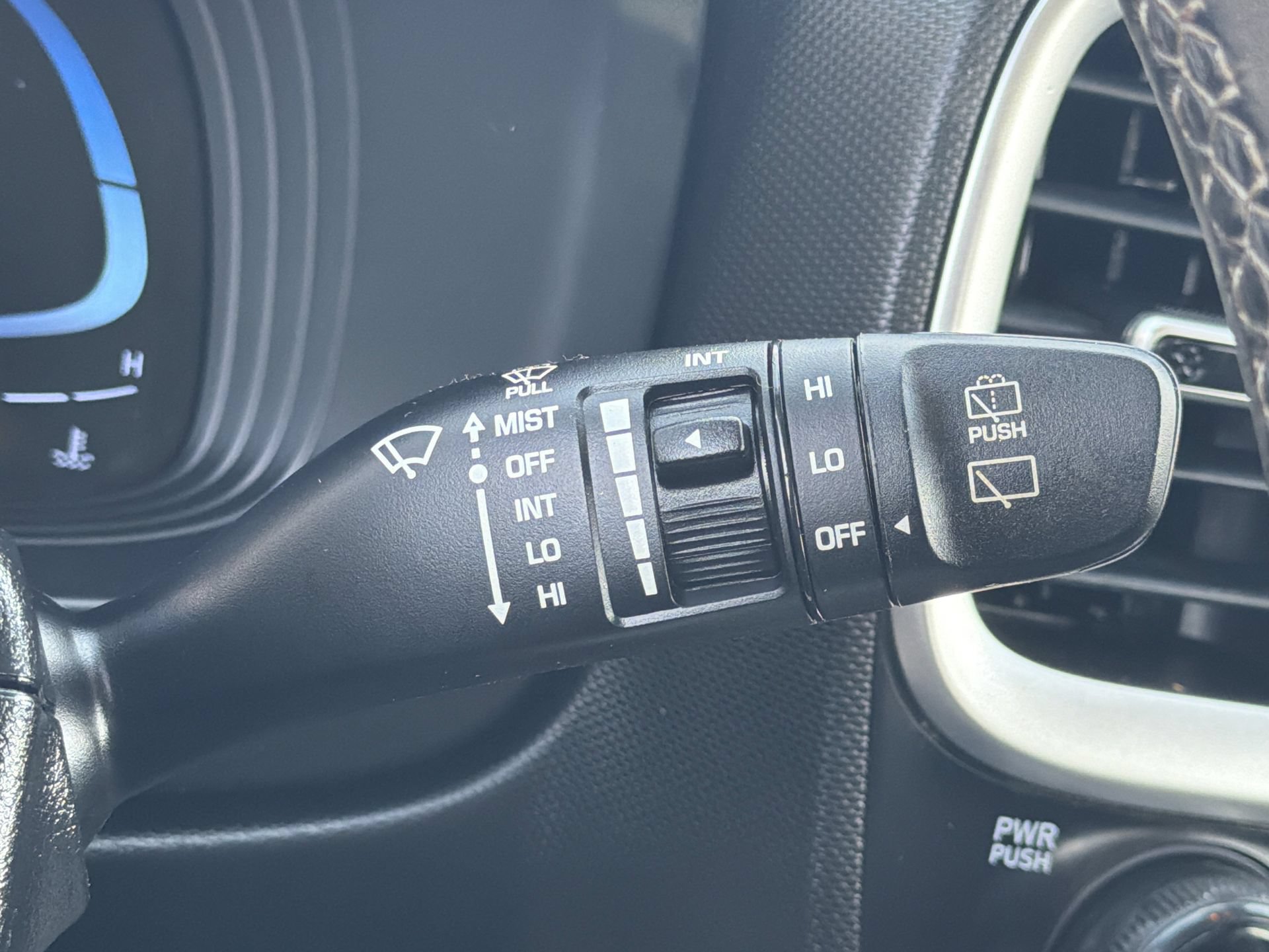 Used 2023 Hyundai Venue SEL FWD image 13