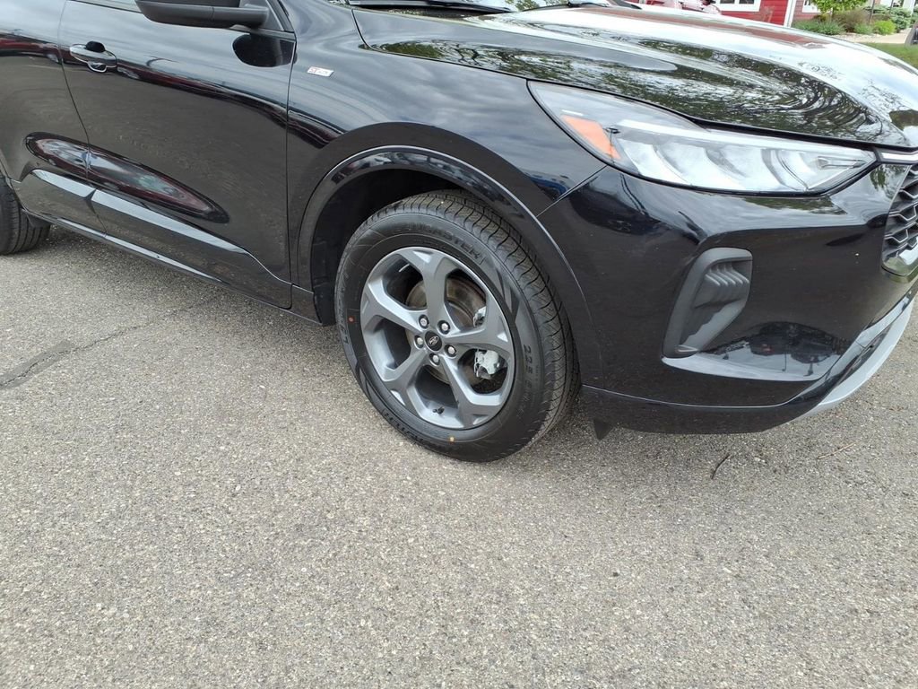 Certified 2023 Ford Escape ST-Line w/ Tech Pack #1 AWD/4WD image 5