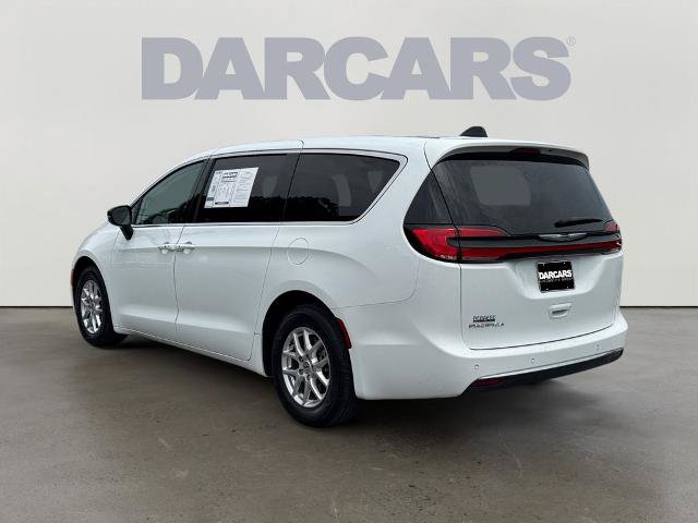 Used 2024 Chrysler Pacifica Touring-L FWD image 4