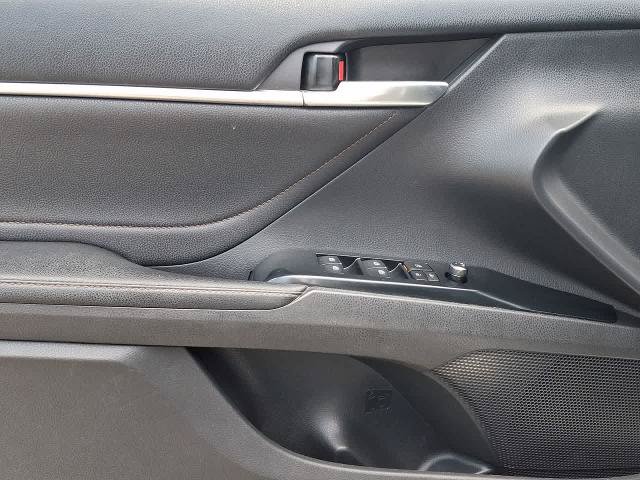 Used 2018 Toyota Camry XLE FWD image 16
