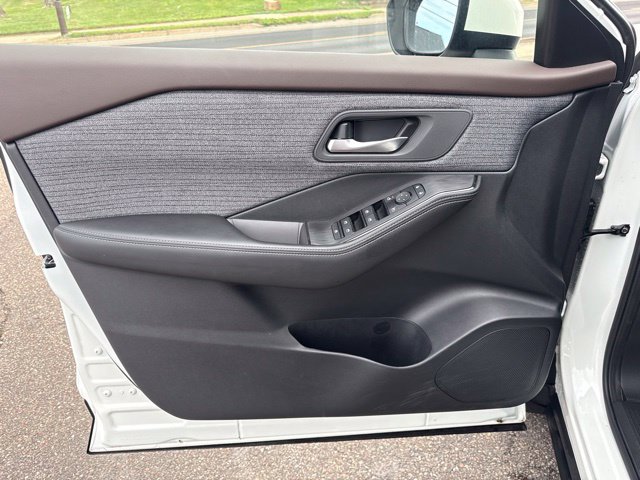 Used 2023 Nissan Rogue SV AWD/4WD image 14