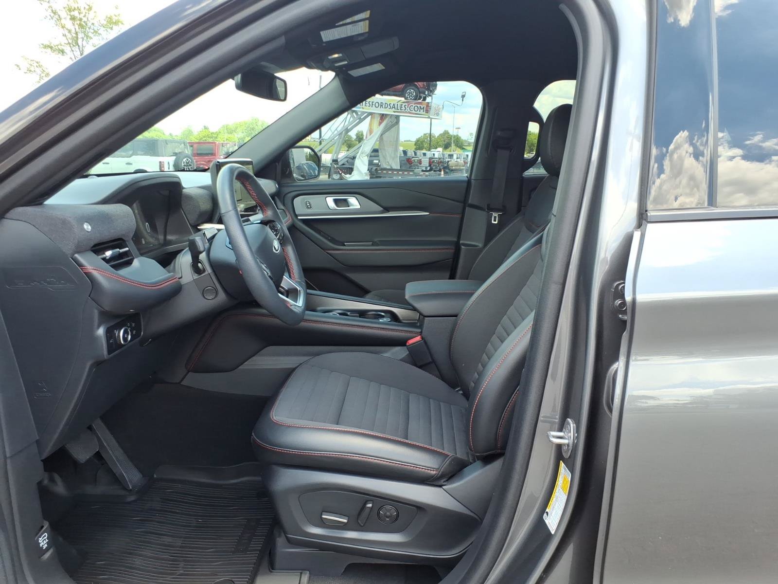 Certified 2025 Ford Explorer ST-Line w/ Premium Package RWD image 12
