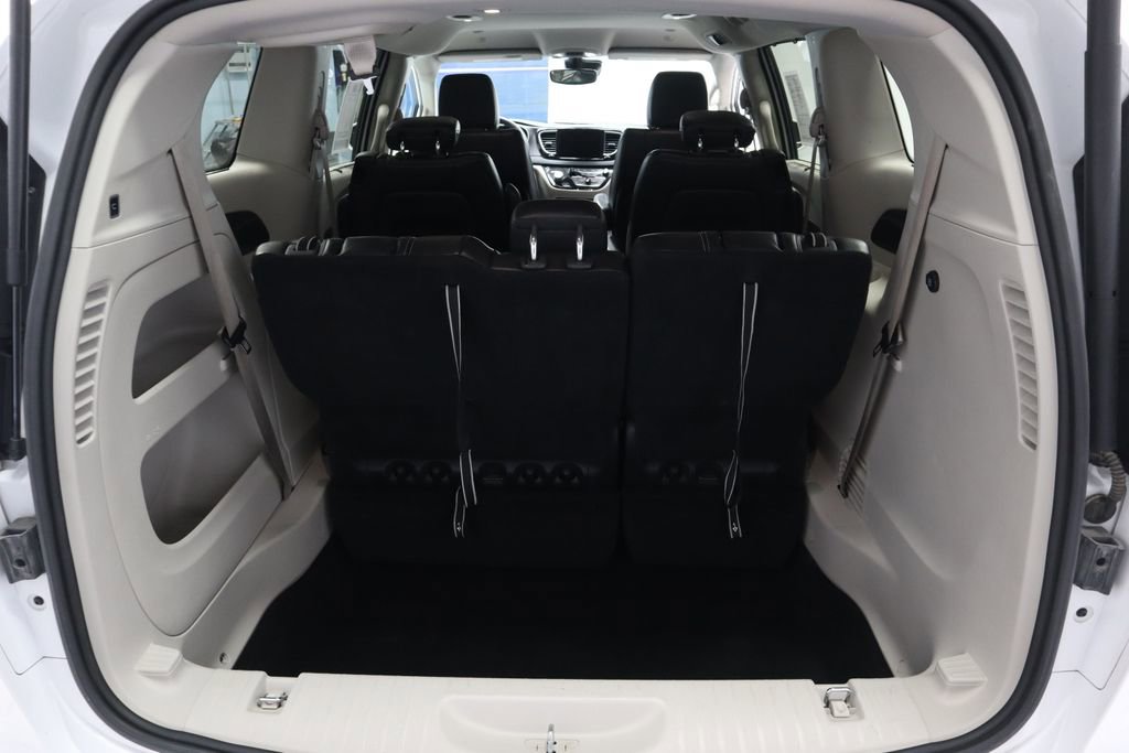 Used 2022 Chrysler Pacifica Touring-L FWD image 16