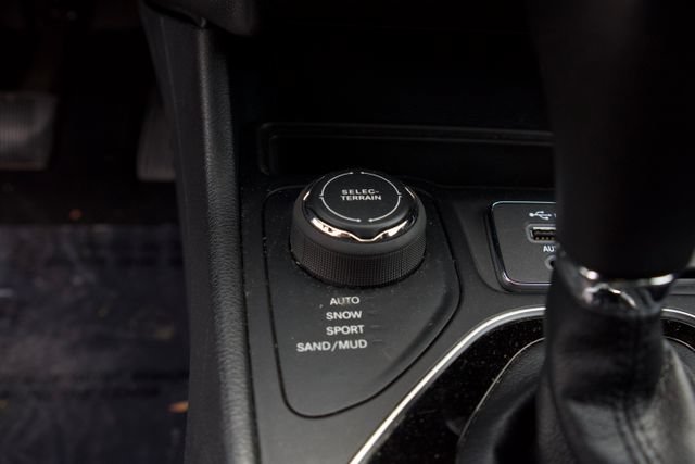 Used 2022 Jeep Cherokee Limited AWD/4WD image 23