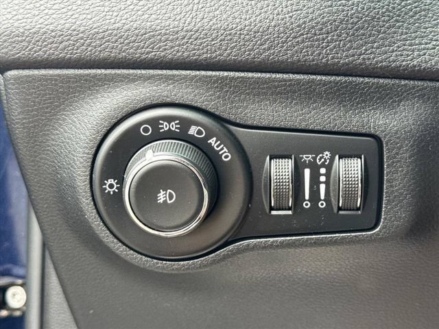 Used 2018 Jeep Compass Latitude w/ Cold Weather Group AWD/4WD image 18