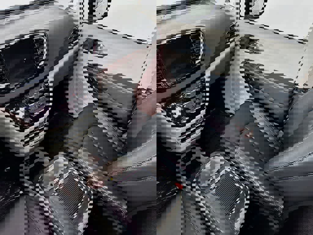 Used 2024 Chrysler Pacifica Touring-L image 14