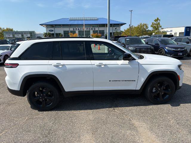 Used 2023 Jeep Grand Cherokee Limited w/ Black Appearance Package AWD/4WD image 4