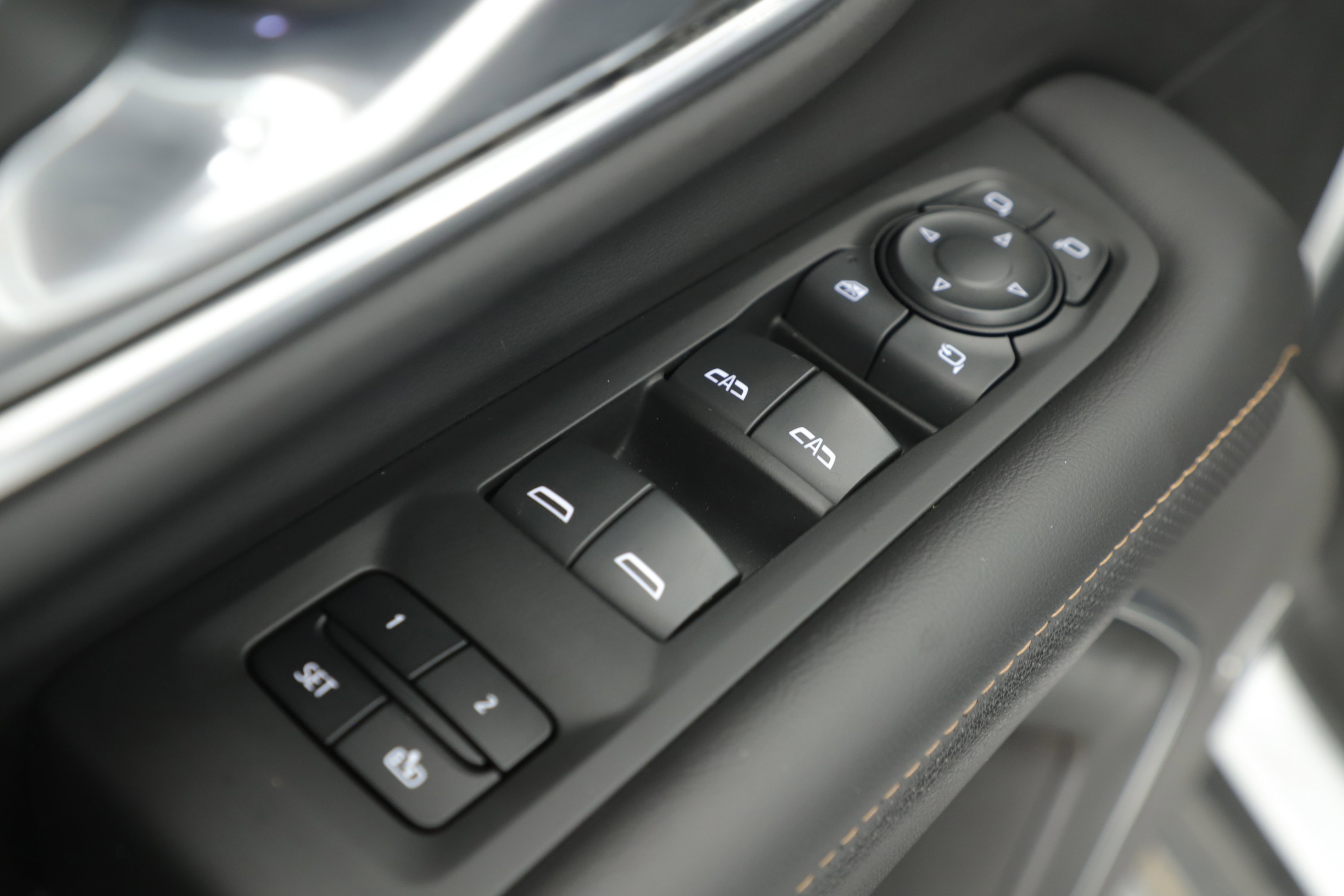 Used 2022 GMC Yukon AT4 w/ Technology Package image 9