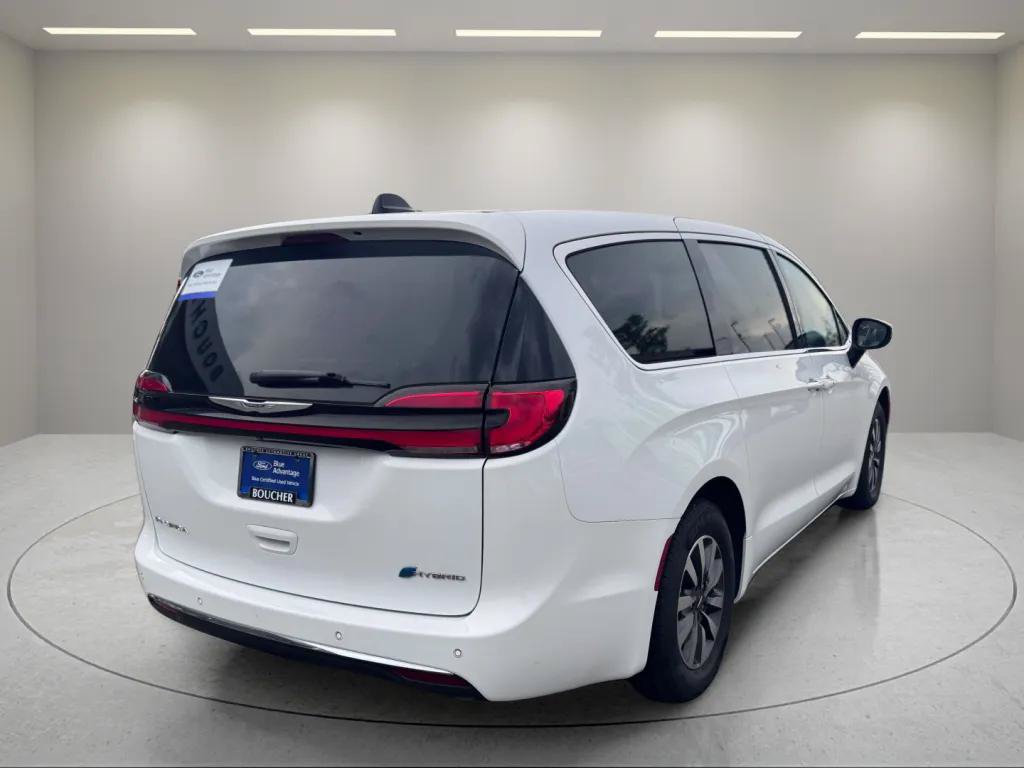 Used 2023 Chrysler Pacifica Touring-L FWD image 6