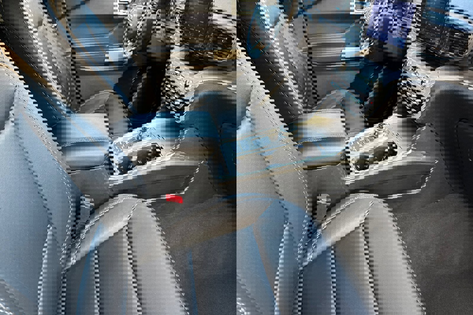 Certified 2022 Ford Explorer XLT w/ Equipment Group 202A image 17