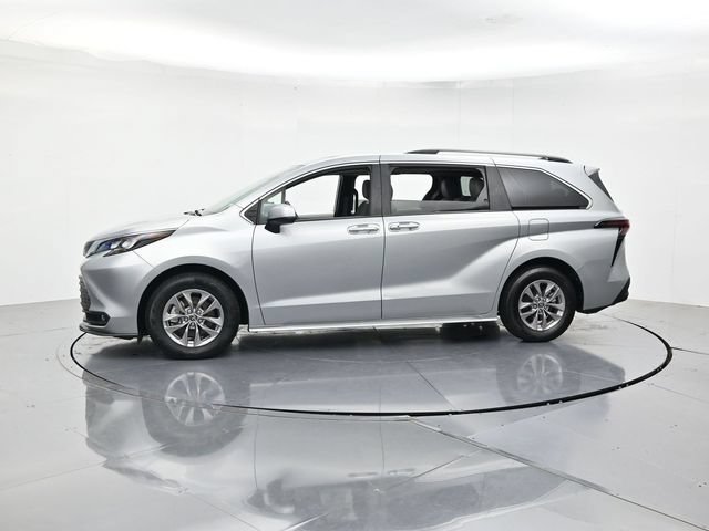 Used 2025 Toyota Sienna XLE FWD image 6