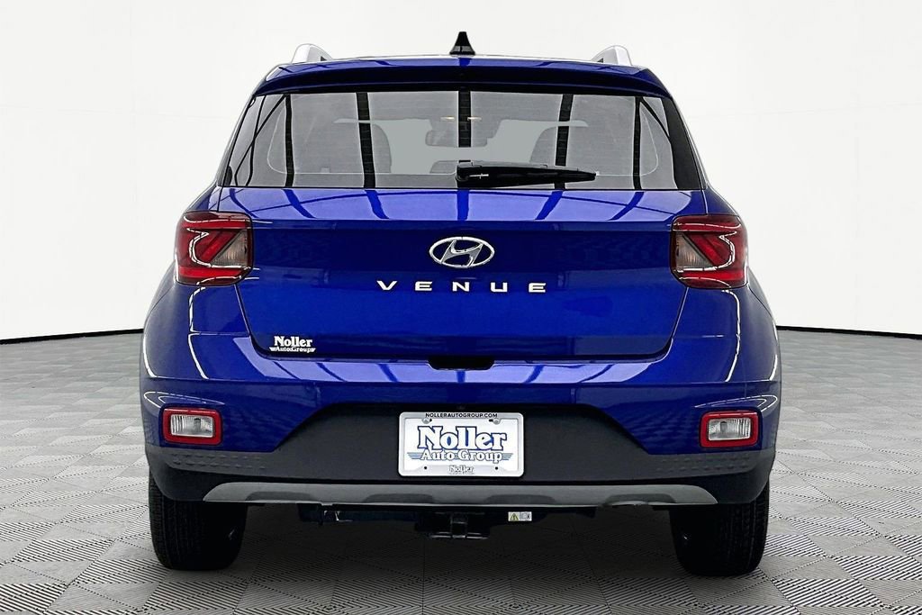 Used 2022 Hyundai Venue SEL FWD image 3