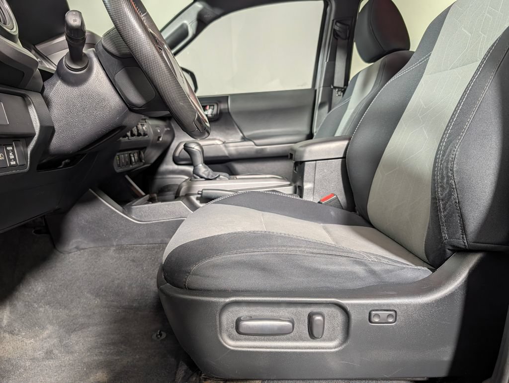 Used 2021 Toyota Tacoma TRD Off-Road w/ Technology Package AWD/4WD image 9