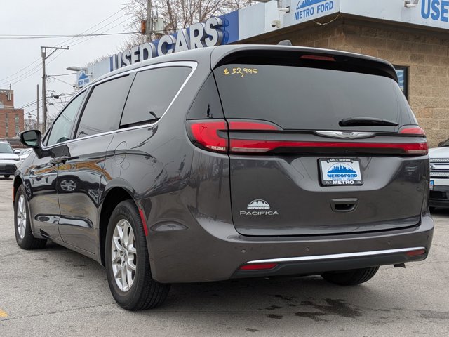 Used 2023 Chrysler Pacifica Touring-L FWD image 6