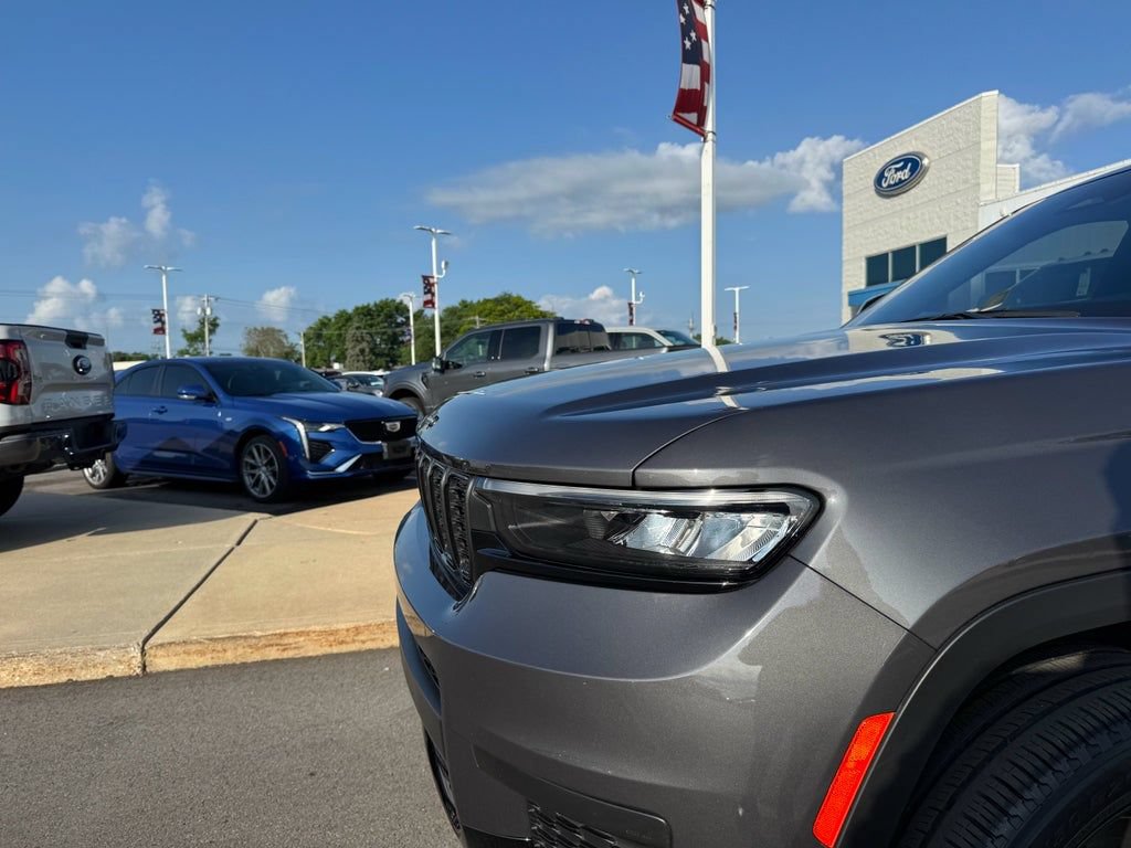 Used 2023 Jeep Grand Cherokee L Laredo AWD/4WD image 4