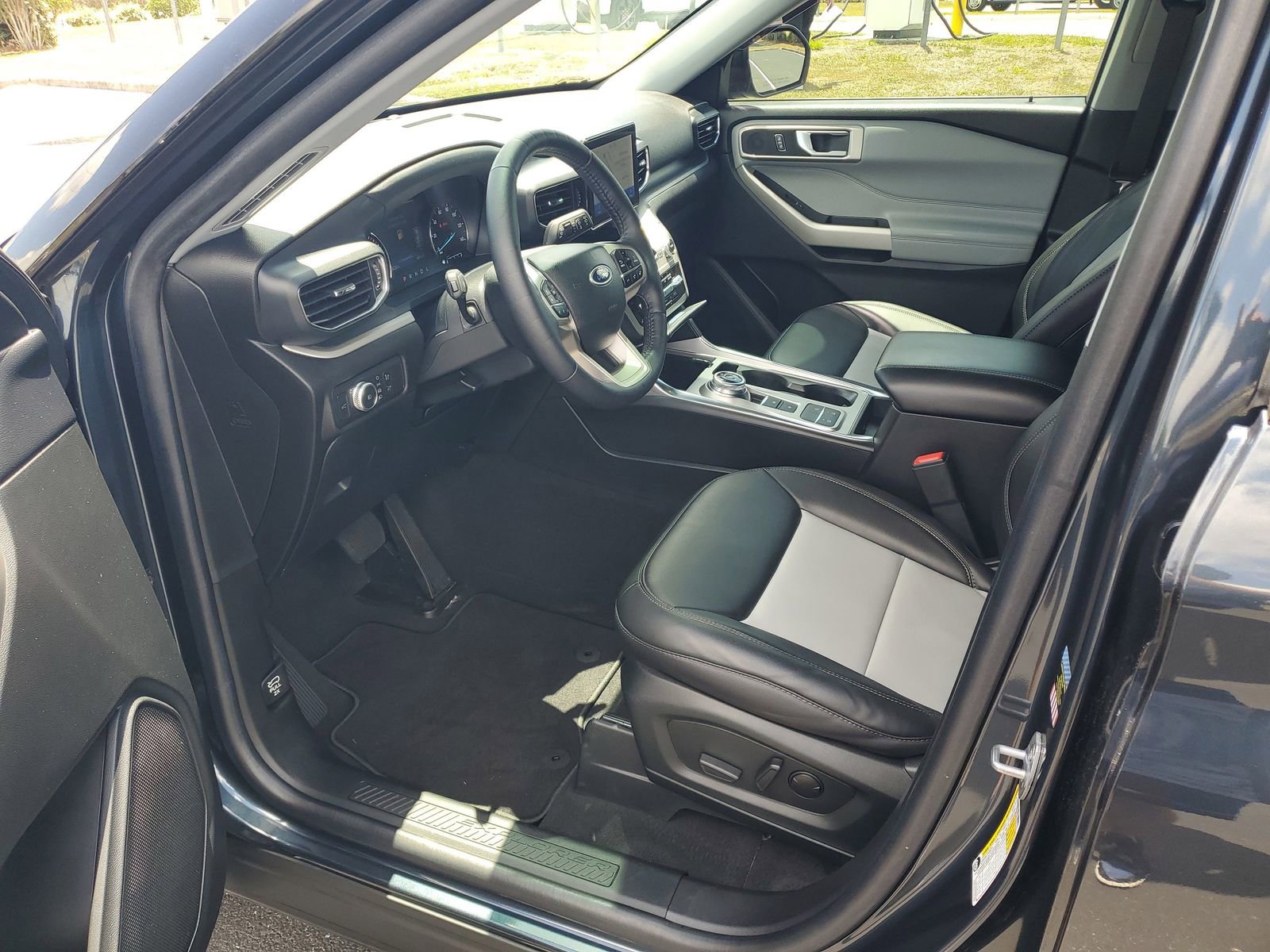 Certified 2022 Ford Explorer XLT w/ Equipment Group 202A RWD image 15