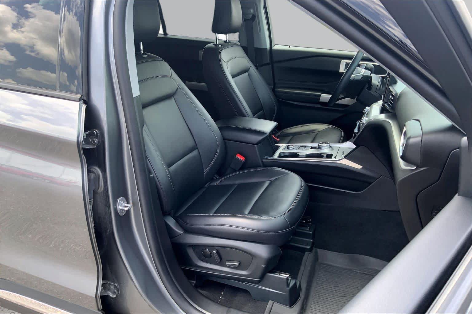 Certified 2023 Ford Explorer XLT w/ Equipment Group 202A AWD/4WD image 9