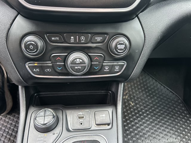Used 2019 Jeep Cherokee Trailhawk AWD/4WD image 24