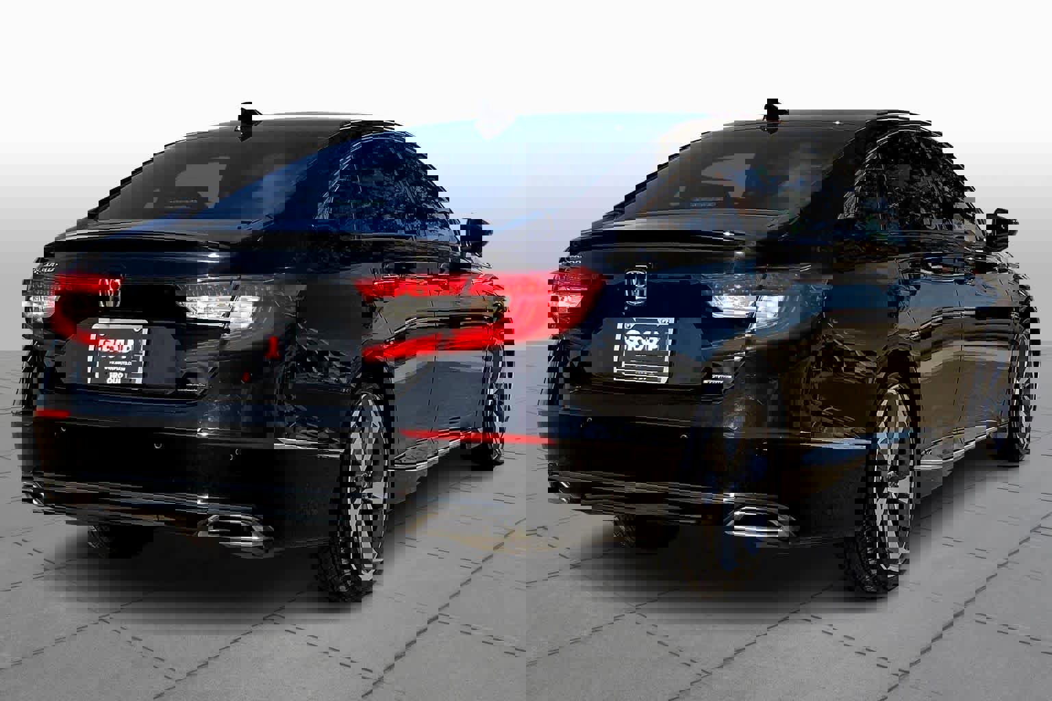 Used 2018 Honda Accord Touring image 3