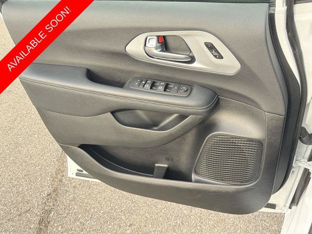 Used 2025 Chrysler Pacifica Limited FWD image 29