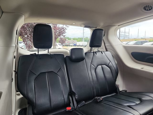 Used 2023 Chrysler Pacifica Touring-L FWD image 28