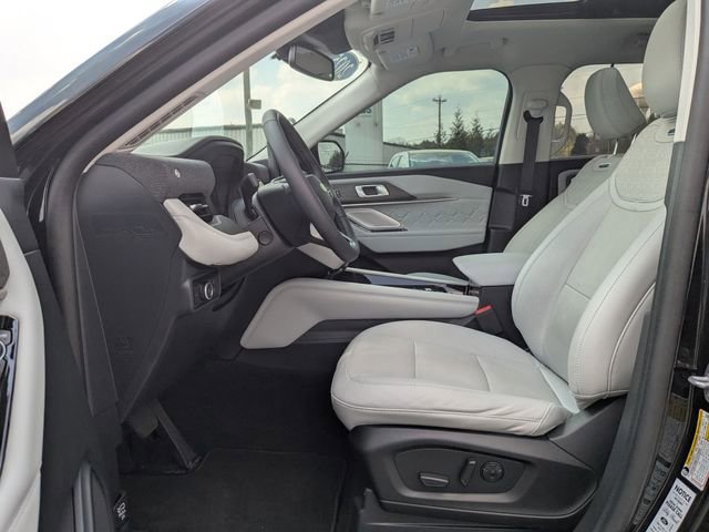 Certified 2025 Ford Explorer Platinum w/ Ultimate Package image 22